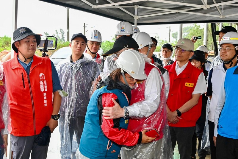 花蓮縣秀林鄉長王玫瑰（前排左2）27日向行政院長卓榮泰（前排右）求助，希望中央協助地方復健，卓榮泰承諾會協助，並為鄉長打氣。 （行政院提供）圖／ 中央社