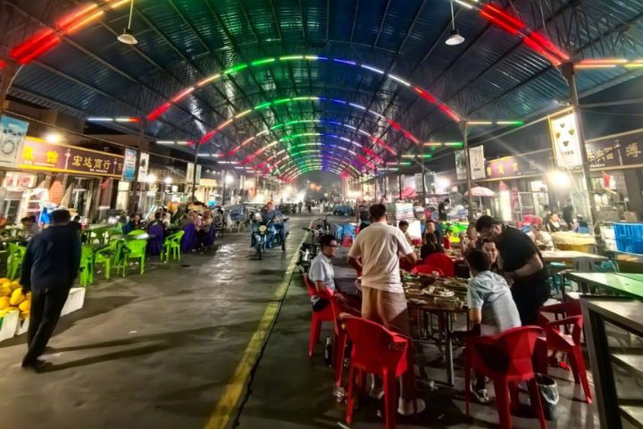 新疆無沿海區位紅利,也非傳統人口流入地,卻憑藉能源產業吸引外來務工。圖/取自傳說中的女網警微博