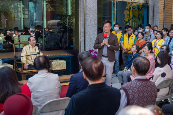 南投市長張嘉哲(持麥克風者)參加大梵寺祭天大典,向現場信眾拜年。