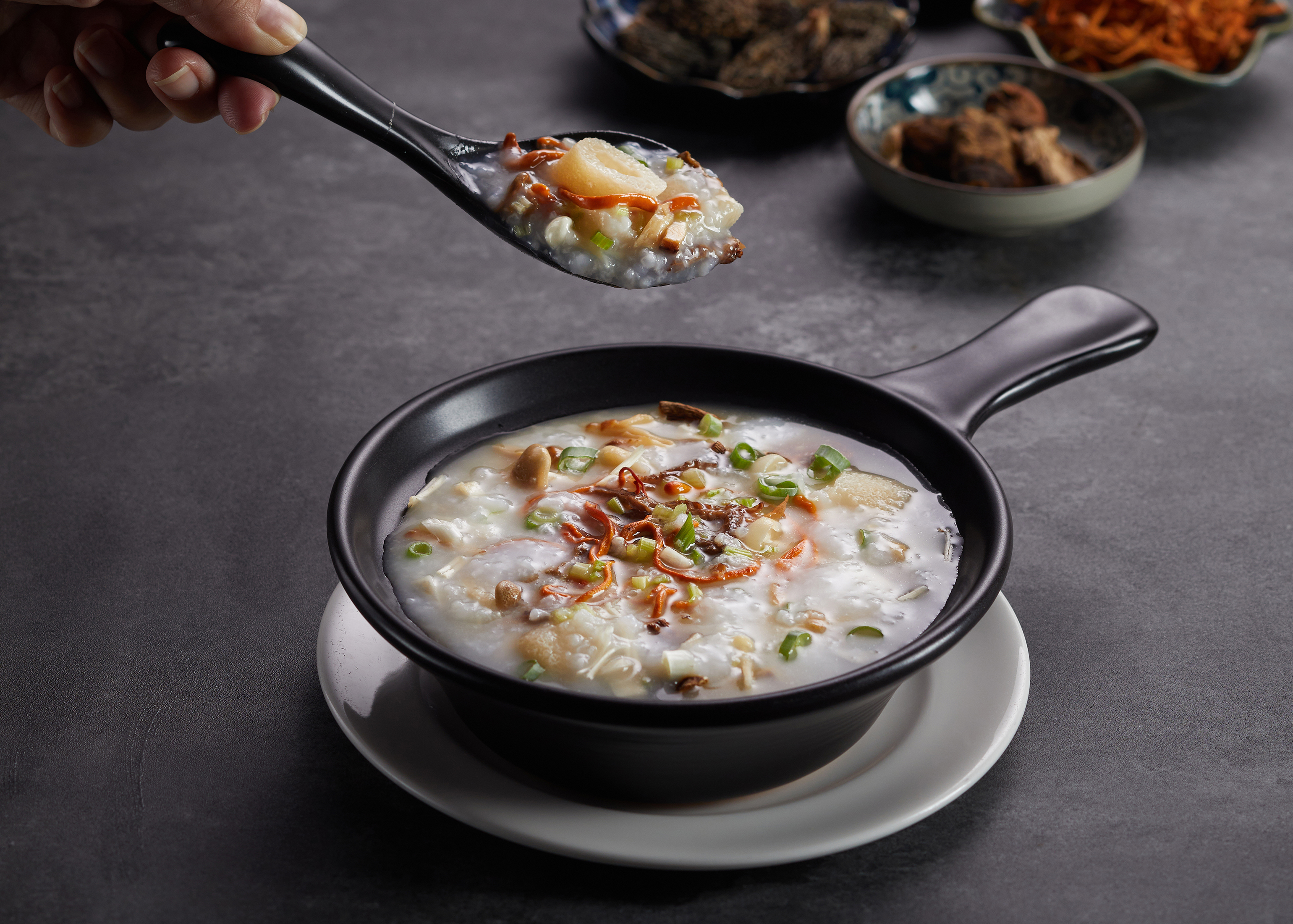 竹笙菌王粥精選多款珍貴菇類與竹笙，細火慢熬入粥，兼具滋補與美味，是暖胃養生的經典之選。圖/圓山大飯店提供