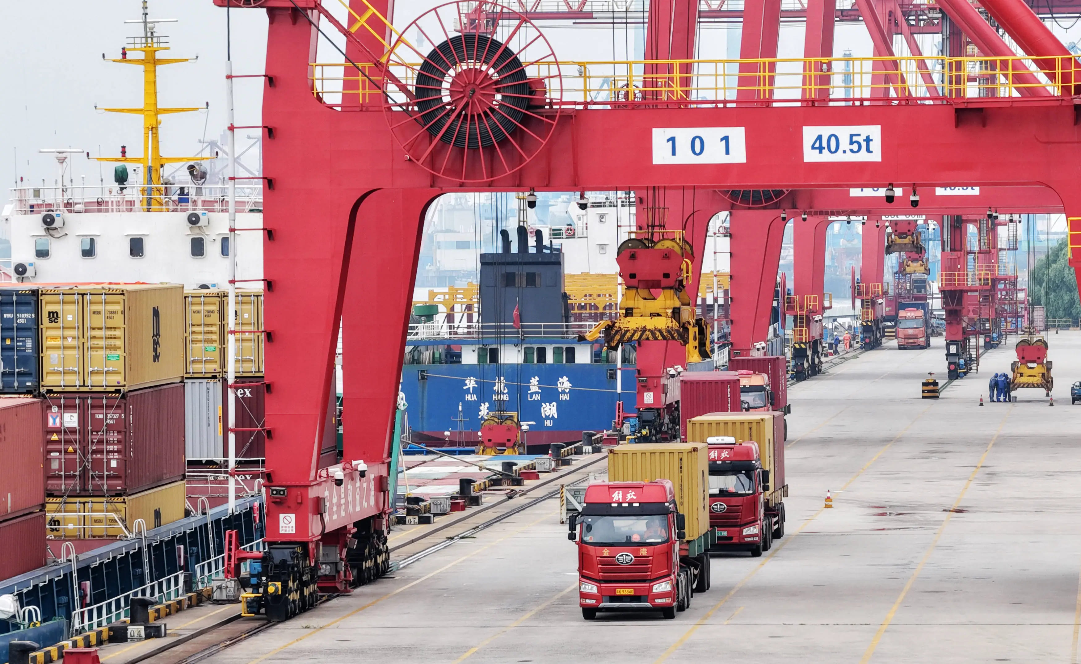 今年以來，中國出口增長壓力仍存，而全球需求疲弱、貿易摩擦與供應鏈重構進一步加劇這種壓力。圖／取自新華社