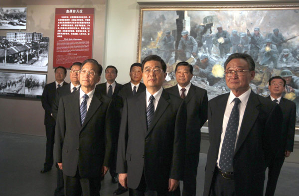 中共前領導人胡錦濤（中）、總理溫家寶（左）都是宋平在甘肅省工作期間所認識並提拔。圖為2010年9月4日，胡溫一起觀看抗戰紀念館。圖／取自新華網