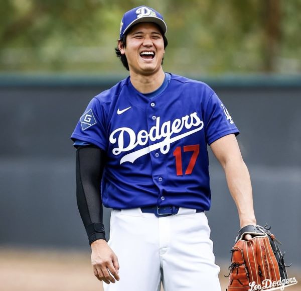   道奇總經理戈梅斯16日表示，若大谷在經典賽再度以二刀流出賽，勢必會增加迎接完整球季的難度。圖/取自道奇 IG