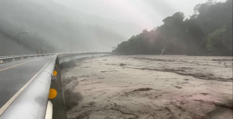 【颱風來襲】豪雨特報持續到今晚 高雄荖濃溪封橋、八掌溪溢堤告急