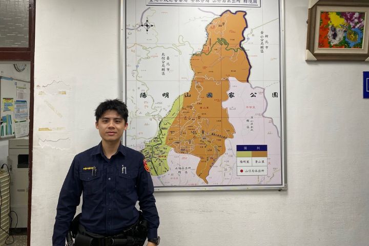 警員蔡智豪冒著風雨展開搜索，成功協助迷途的英籍女子與友人脫困。圖/士林分局提供