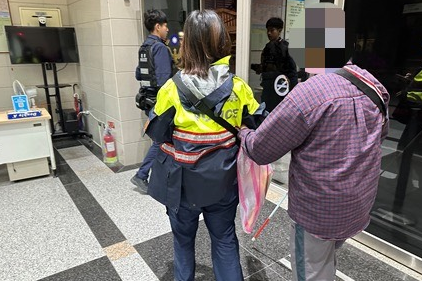 展現為民服務精神　士林分局暖警助視障民眾返家
