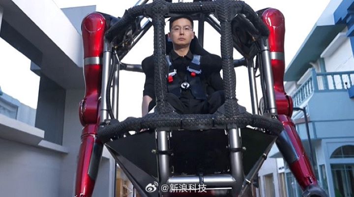 宇樹科技創辦人王興興親自登艙示範，展示機甲由雙足站立切換至四足模式，並在戶外行走。圖/取自新浪科技微博