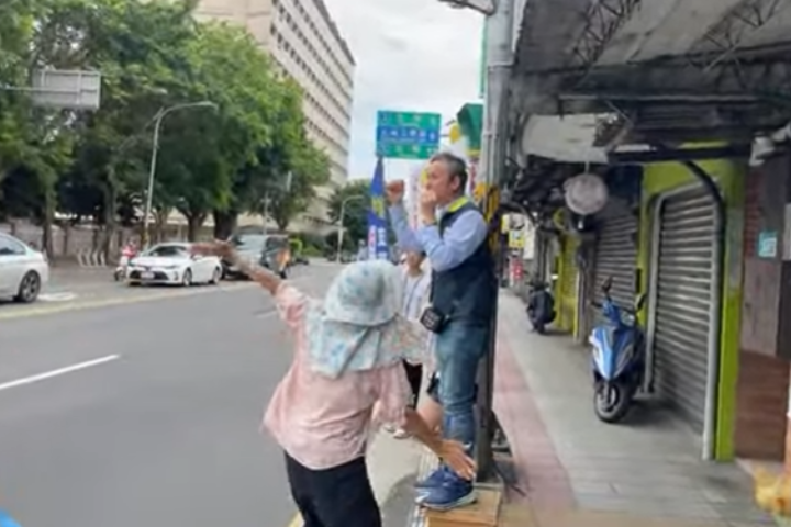 罷免支持者出手攻擊了！葉元之宣講遭鬧場 動手畫面全都錄