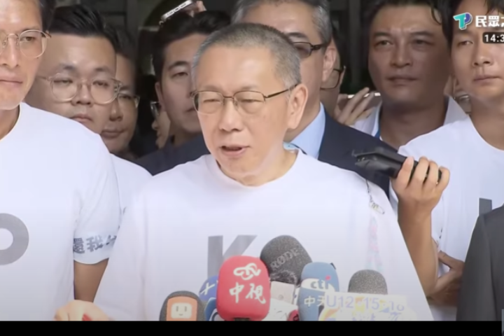前民眾黨主席柯文哲身穿「kp」白色上衣於8日下午2時30分步出北院門外，並發表感言。圖/取自柯文哲YT頻道