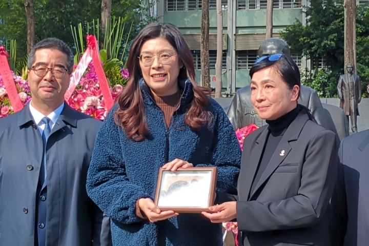 紀念國父孫中山逝世101周年！ 曾姪孫女孫雅麗獻花致敬　還贈鄭麗文「酸子樹豆莢」