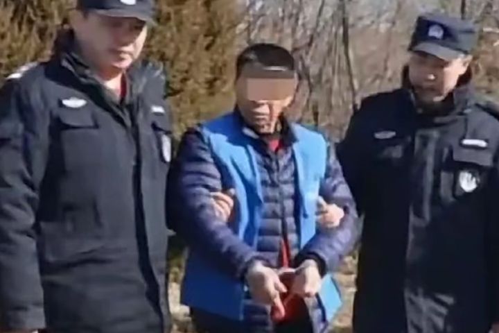 「三姊妹為父上墳遭炸死案」兇手王某東（中）被帶到犯罪現場指認。圖取自微博影片