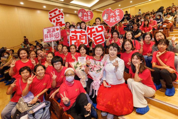 蘭智社會福利基金會耗時兩個月折出千隻紙鶴,祝福簡文秀教授。圖/億光文化基金會提供