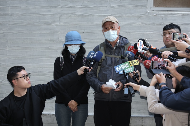 台北市隨機攻擊案，凶嫌張文遺體23日在北市懷愛館進行解剖，張父（中右）表示，張文犯下滔天大禍，對社會造成嚴重損害，也對受害者家屬造成無法彌補的傷害，要向大家說對不起。圖／中央社