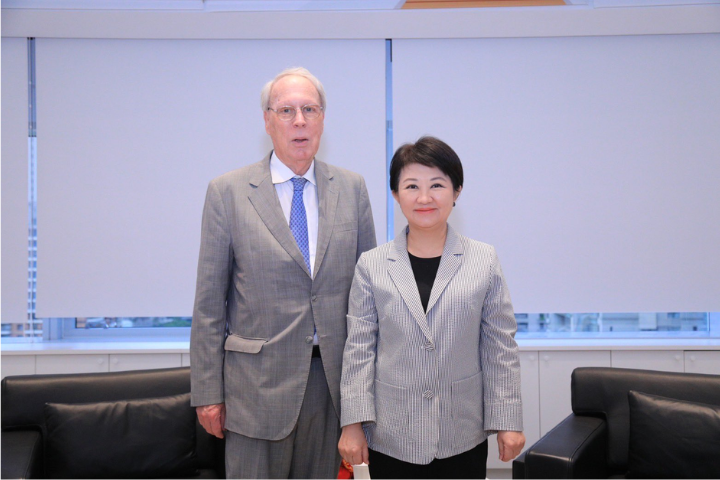 台中市長盧秀燕訪問美國紐約，並與美國AIT前主席薄瑞光晤面。圖為2024年薄瑞光訪問台中市時，與盧秀燕碰面。圖／取自盧秀燕 X