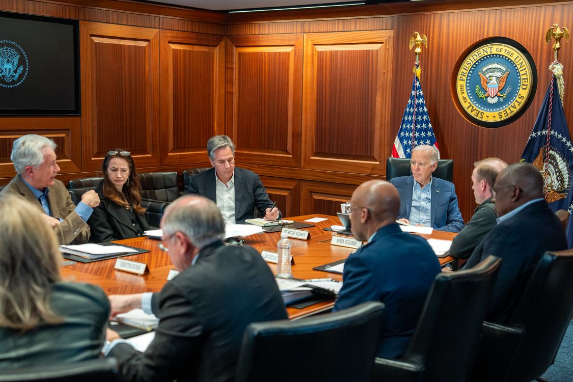 美國總統拜登在社群平台X發文，證實在白宮戰情室與國安團隊開會。圖/取自President Joe Biden臉書
