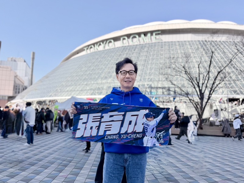   富邦集團董事長蔡明忠（圖）在經典賽（WBC）期間到東京巨蛋高舉應援毛巾，為中華隊加油。圖/富邦悍將隊提供、中央社