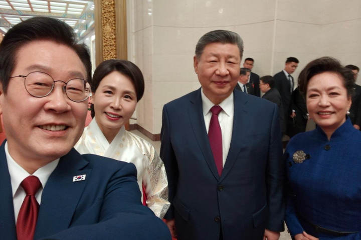 曬麻吉自拍！拿小米手機與習近平合影　李在明笑問：畫質不錯吧？