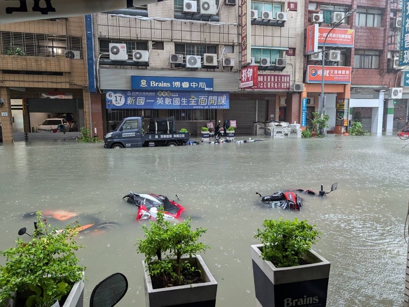 凱米來襲高雄市區處處淹大水，下水道形同虛設。圖／中央社