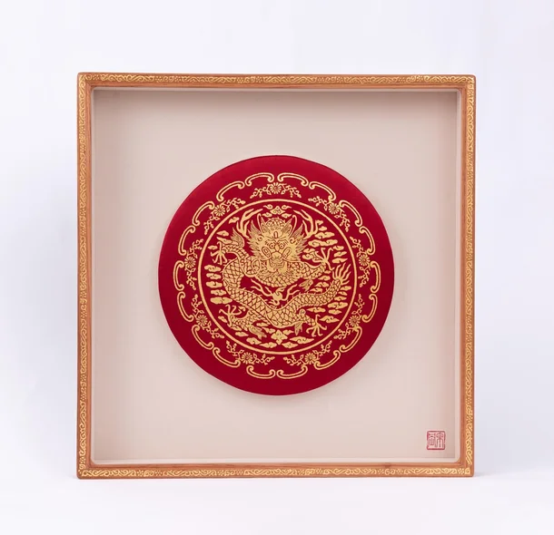 韓方所贈的龍紋畫框寓意權威、長壽與繁榮。圖/取自韓國總統府官網