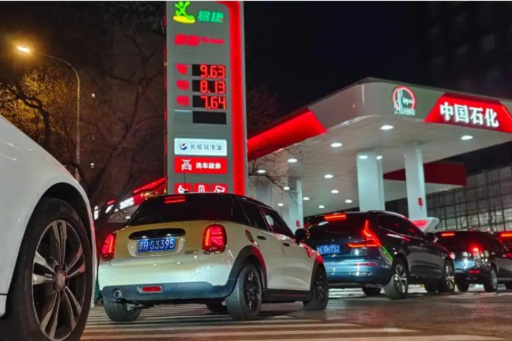 六連漲　大陸油價邁入42元時代　加油站深夜爆排隊車龍