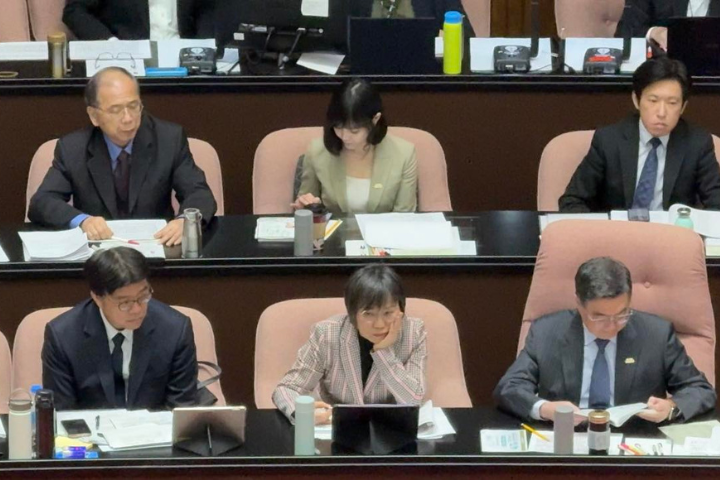 拒李貞秀質詢　卓榮泰被她抓包「狂看綠委新書」：政治不難　裝忙就好