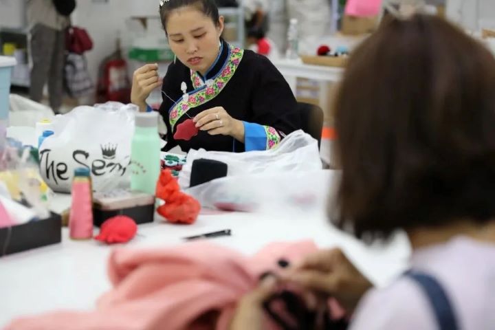    「芽小七」超過350名專職繡娘多為當地婦女，透過「公司＋合作社＋繡娘」模式，在家門口即可參與製作並獲得收入。圖/取自《桂林日報》