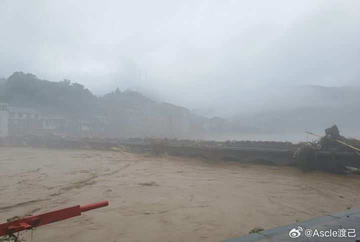 湖南省石門縣部分低窪地區積水深度超過6米，壺瓶山鎮及所街鄉大量民宅被淹至二樓以上。圖/取自Ascle渡己微博