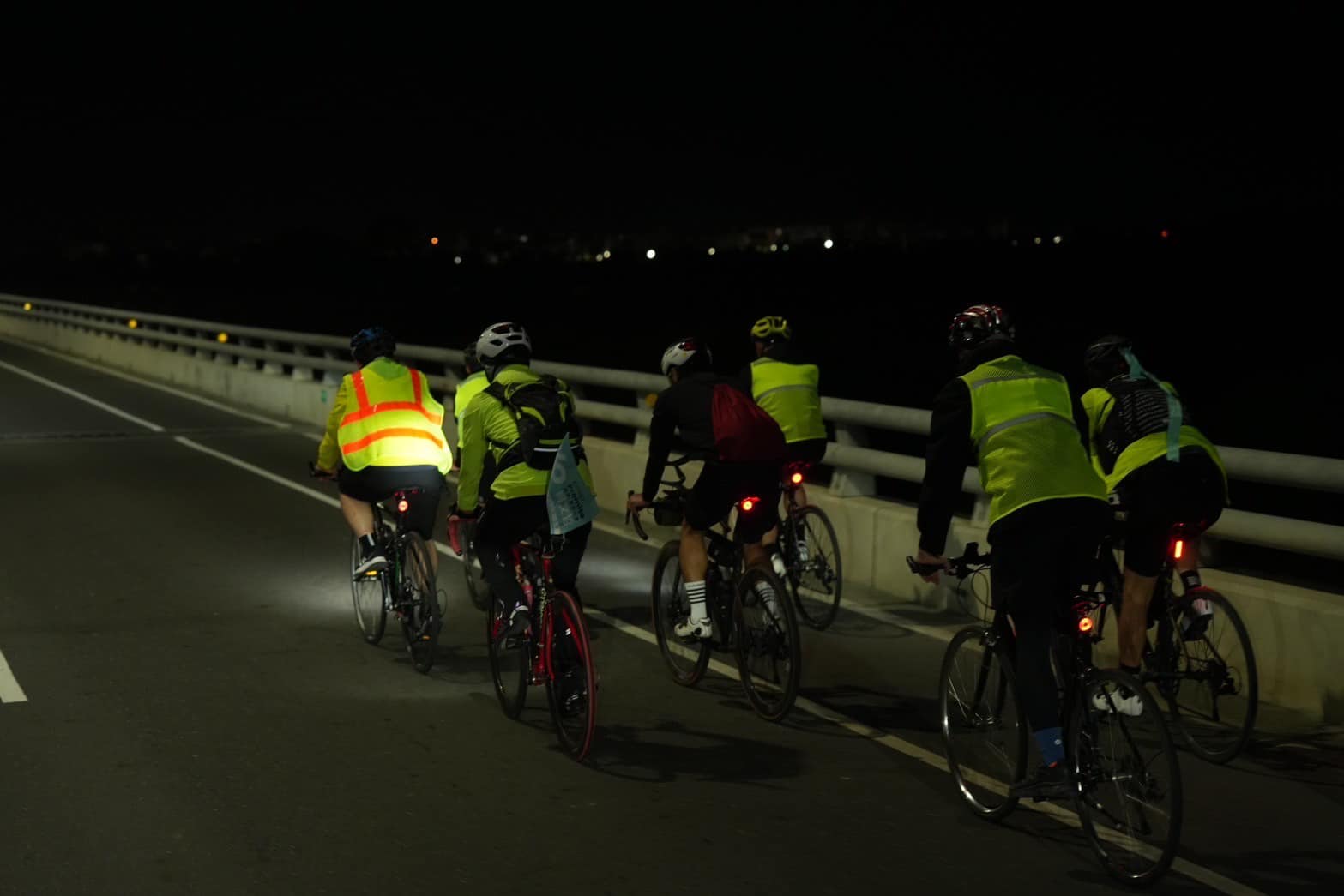 民眾黨「一日北高」228當天凌晨開始，隨後民眾黨員接續一路南下。圖／取自台灣民眾黨臉書