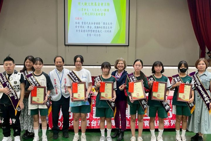 活動現場頒發「讀出希望獎學金」表揚六位閱讀天使，也邀請逆境重生代表李鳳珠分享生命故事。圖/周大觀文教基金會提供
