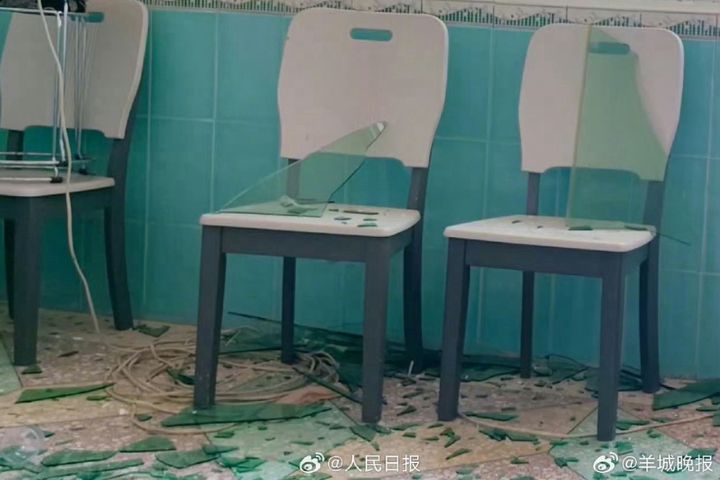  爆炸造成廠區工廠牆體與屋頂損毀嚴重，附近建築物的玻璃也被震碎。圖/取自人民日報微博