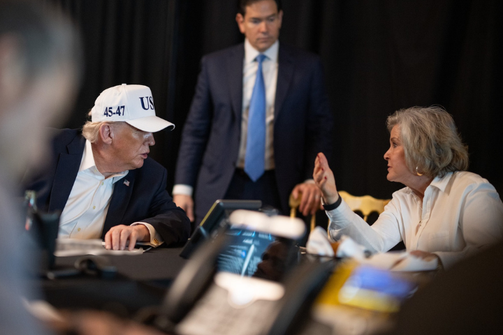 【伊朗危機】私人俱樂部變臨時戰情室　川普坐鎮海湖莊園監督對伊朗行動