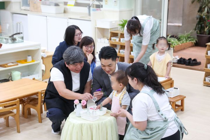   台北市市長蔣萬安（中）3月31日下午視察大安托嬰中心運作情形，與小朋友互動。圖/中央社