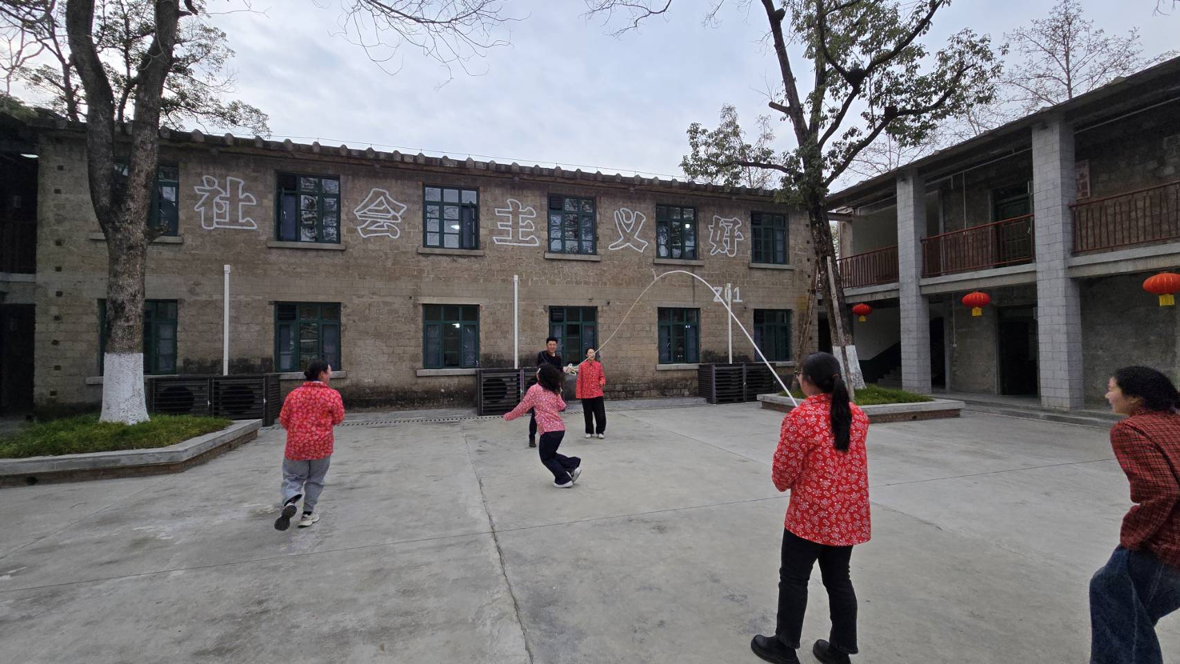綿陽九院附近的一家醫院大院，現在改建成文創火鍋店，並由員工扮演當年的生活場景。圖/記者宋秉忠攝