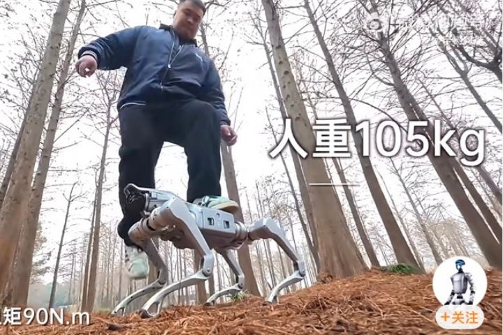   宇樹科技機器狗As2機身重量18公斤，卻可穩定承載105公斤成人站立，展現高功率密度設計。圖/取自宇樹科技