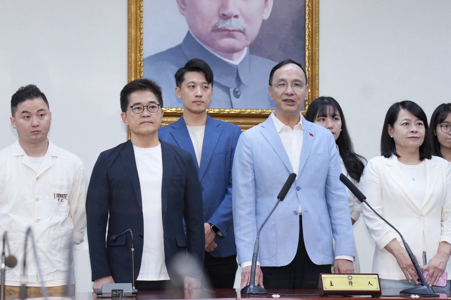 【快訊】【決戰藍黨魁】朱立倫、羅智強先後至黨中央發表感言　已致電恭喜鄭麗文