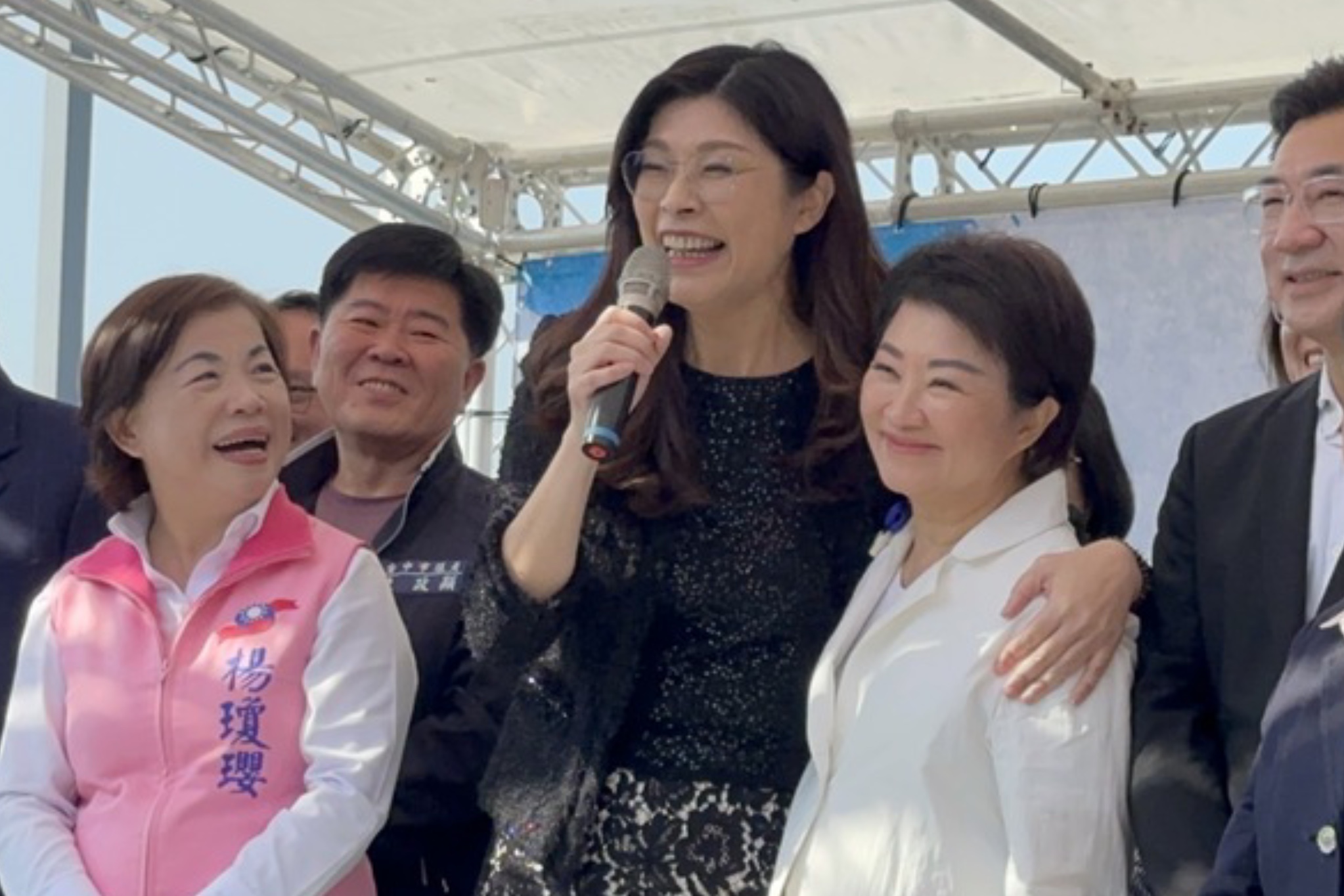 與盧秀燕同框相擁　鄭麗文：太陽就在這邊