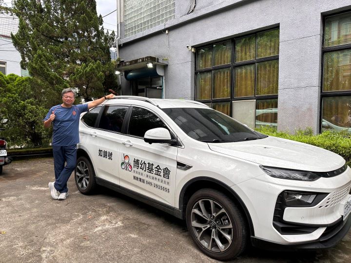陳重銘表示，自己生活向來節省，平時搭經濟艙、控制開支，但對公益捐助始終不手軟。圖/取自陳重銘臉書