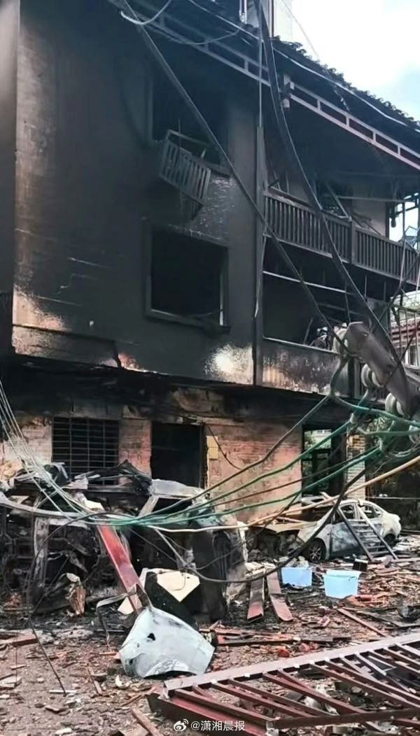 廣西桂林市興安縣興安鎮爆炸現場仍在處理中。圖/取自瀟湘晨報微博
