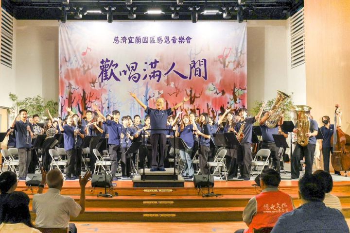 由葉樹涵教授帶領師大管樂隊演奏「Tequila」等熱鬧曲目。圖/億光文化基金會提供