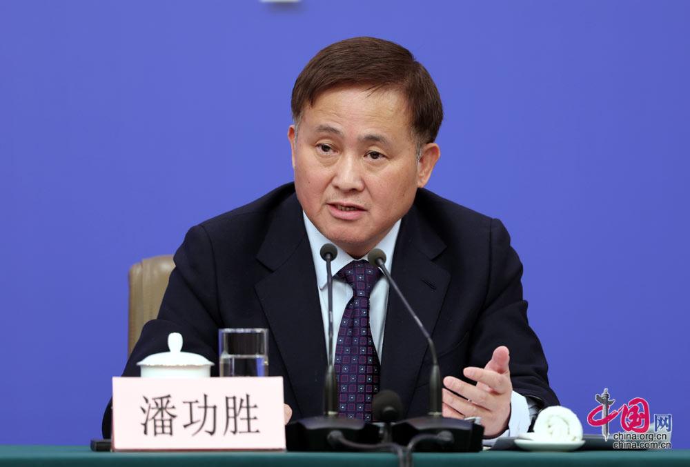 【兩會焦點】反擊「中國輸出通縮」論　潘功勝：中國無意通過匯率貶值獲取貿易競爭優勢