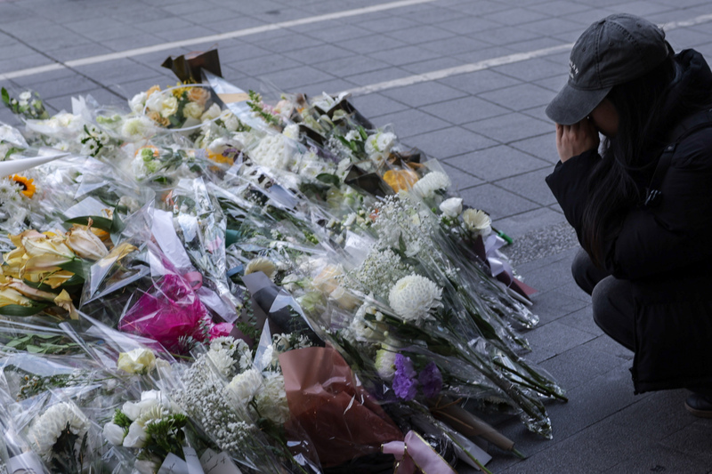 27歲張文在台北捷運周邊隨機傷人釀死傷，誠品南西店外人行道擺放許多悼念鮮花，22日陸續有民眾到場致意，雙手合十默哀。圖／中央社