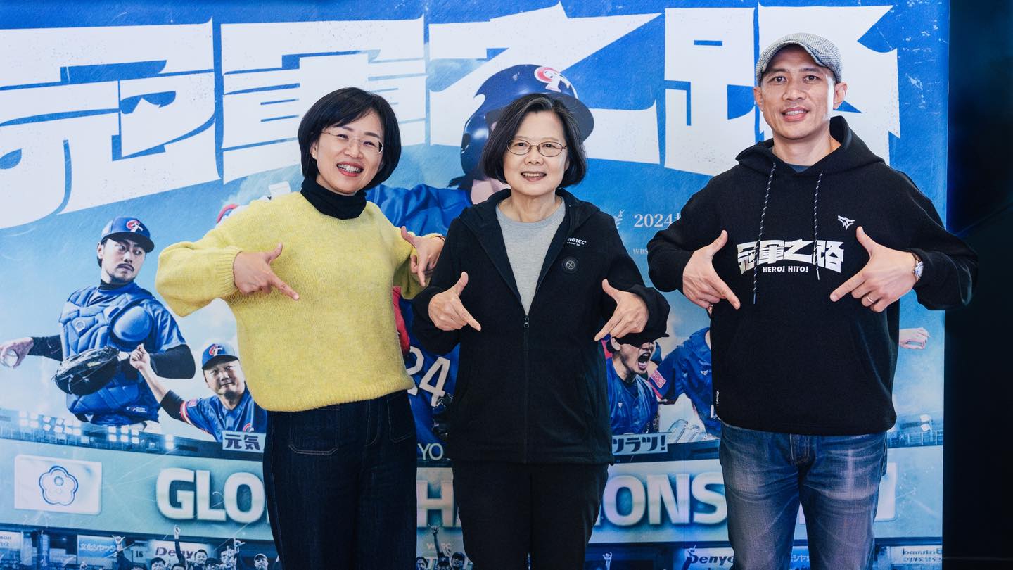 前總統蔡英文今年1月13日與民進黨新北市長參選人蘇巧慧（左）合影。圖／取自蔡英文臉書