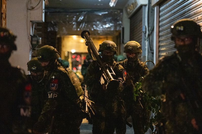 國軍漢光41號實兵演習14日進入第6天，憲兵指揮部凌晨於北捷演練「物資轉用」科目，其中官兵在萬華地區背負人攜式刺針飛彈（中）。圖/中央社
