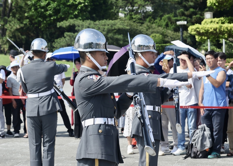 三軍儀隊今在戶外實施操演。圖/中央社