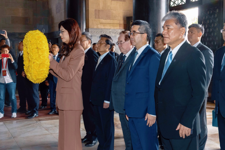 國民黨黨魁鄭麗文今天（8日）率藍營訪團至南京中山陵拜謁國民黨總理、國父孫中山。圖/取自鄭麗文臉書
