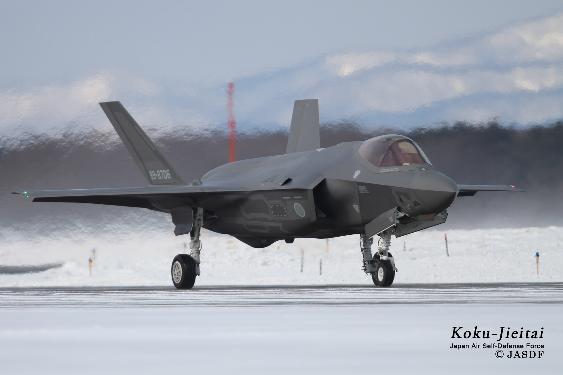 日本在本土擴建F-35戰機基地及彈藥庫,也自美再買進此最先進機型。圖/取自航空自衛隊 官網