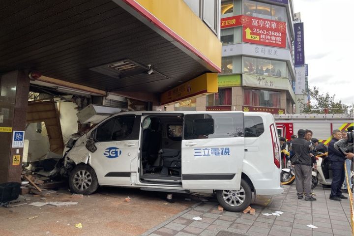 三立採訪車衝撞北市彰銀分行　駕駛說詞反覆將依過失傷害送辦