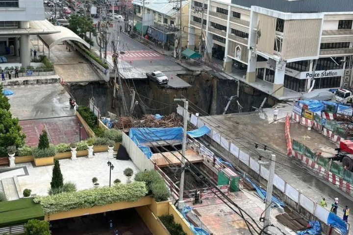 深度超過50公尺！曼谷市中心驚見「巨大天坑」！疑施工地鐵惹禍