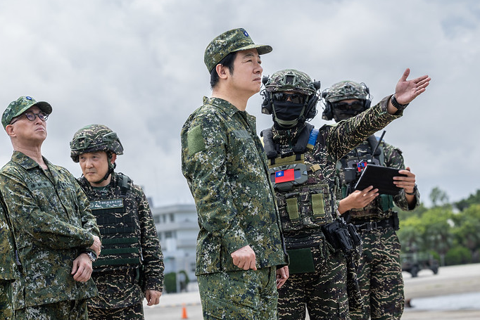賴清德辦公室主任高調穿軍服擺拍惹議  媒體人批：違法了