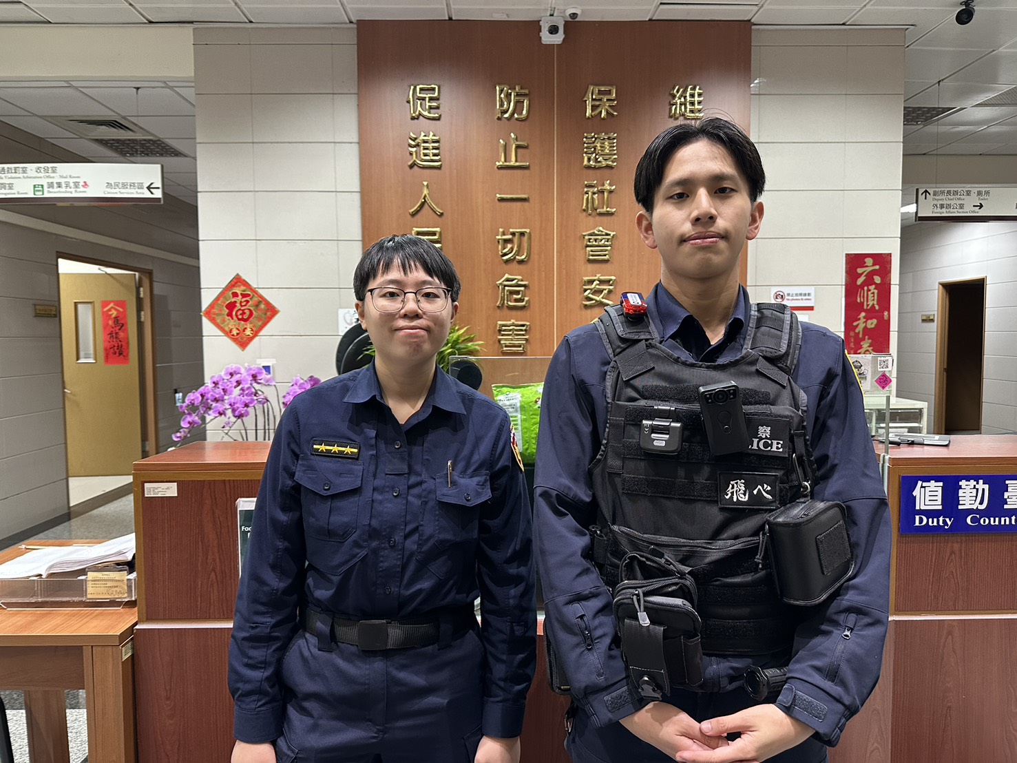 圖為此次士林分局熱心協助視障民眾返家的員警薛宇媜、呂柏霖。圖/士林分局提供